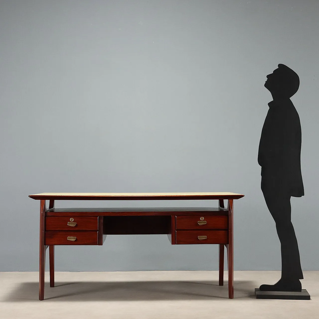 Scrivania con impiallacciatura di legno esotico, vetro e ottone, '900 2