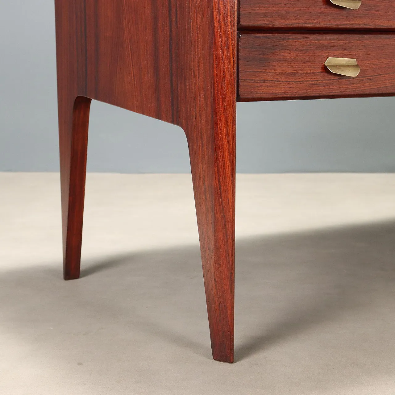 Scrivania con impiallacciatura di legno esotico, vetro e ottone, '900 7