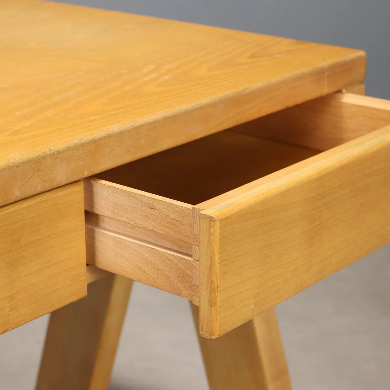 Scrittoio in legno di larice con due cassetti sottopiano, '900 3