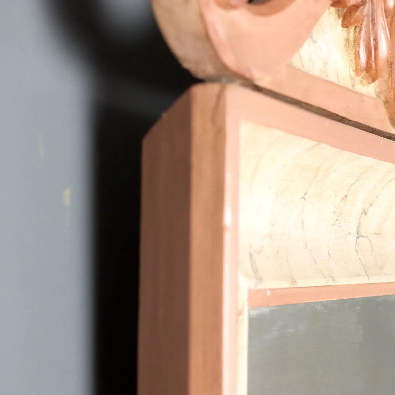 Lacquered wooden mirror with carved pediment, 19th century 6