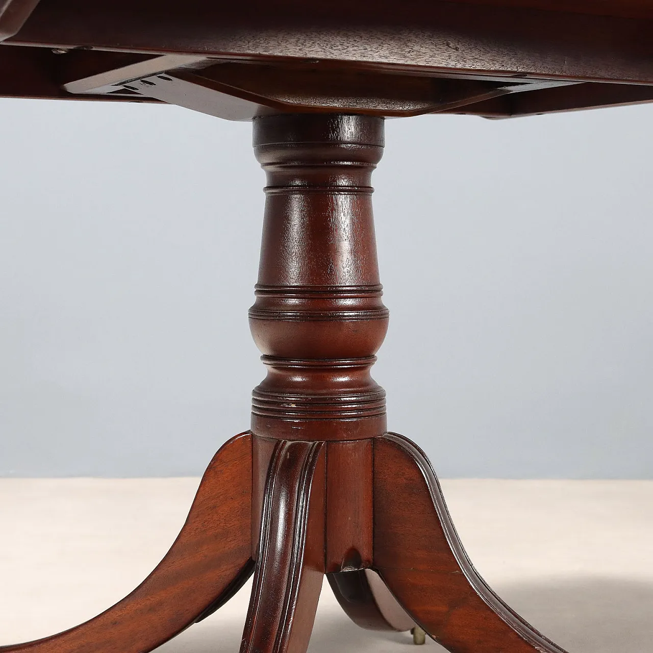 Tavolo in mogano con rotelle in metallo, '900 5