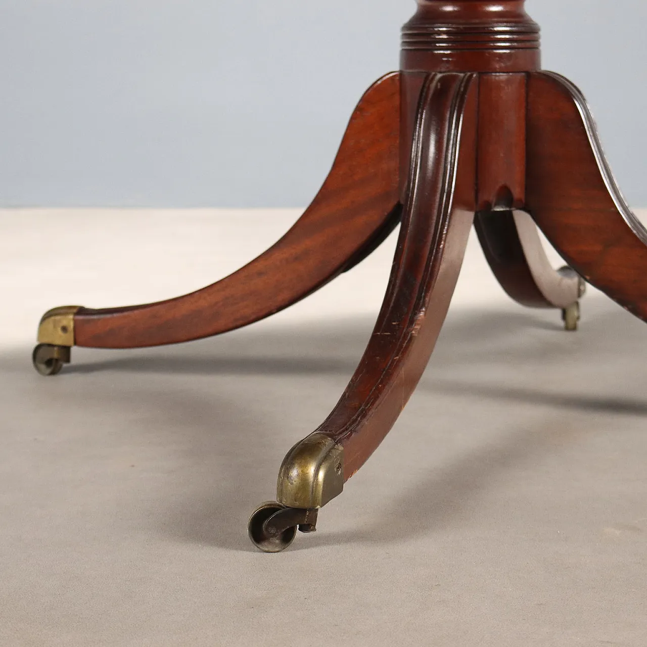 Tavolo in mogano con rotelle in metallo, '900 6