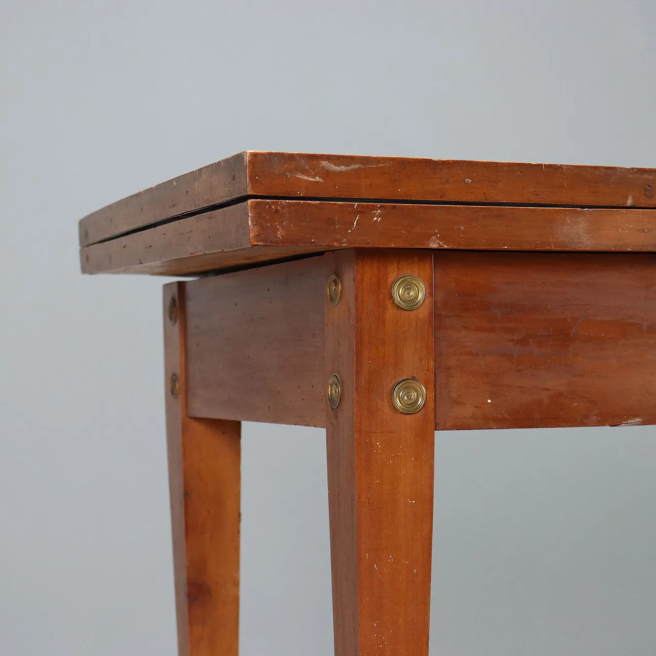 Tavolino Direttorio in ciliegio e metallo dorato e cesellato, '800 6