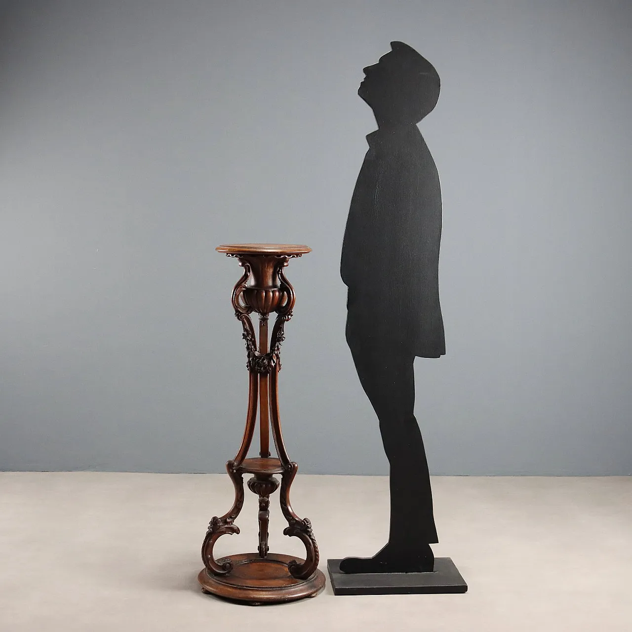 Walnut vase stand, late 19th century 2