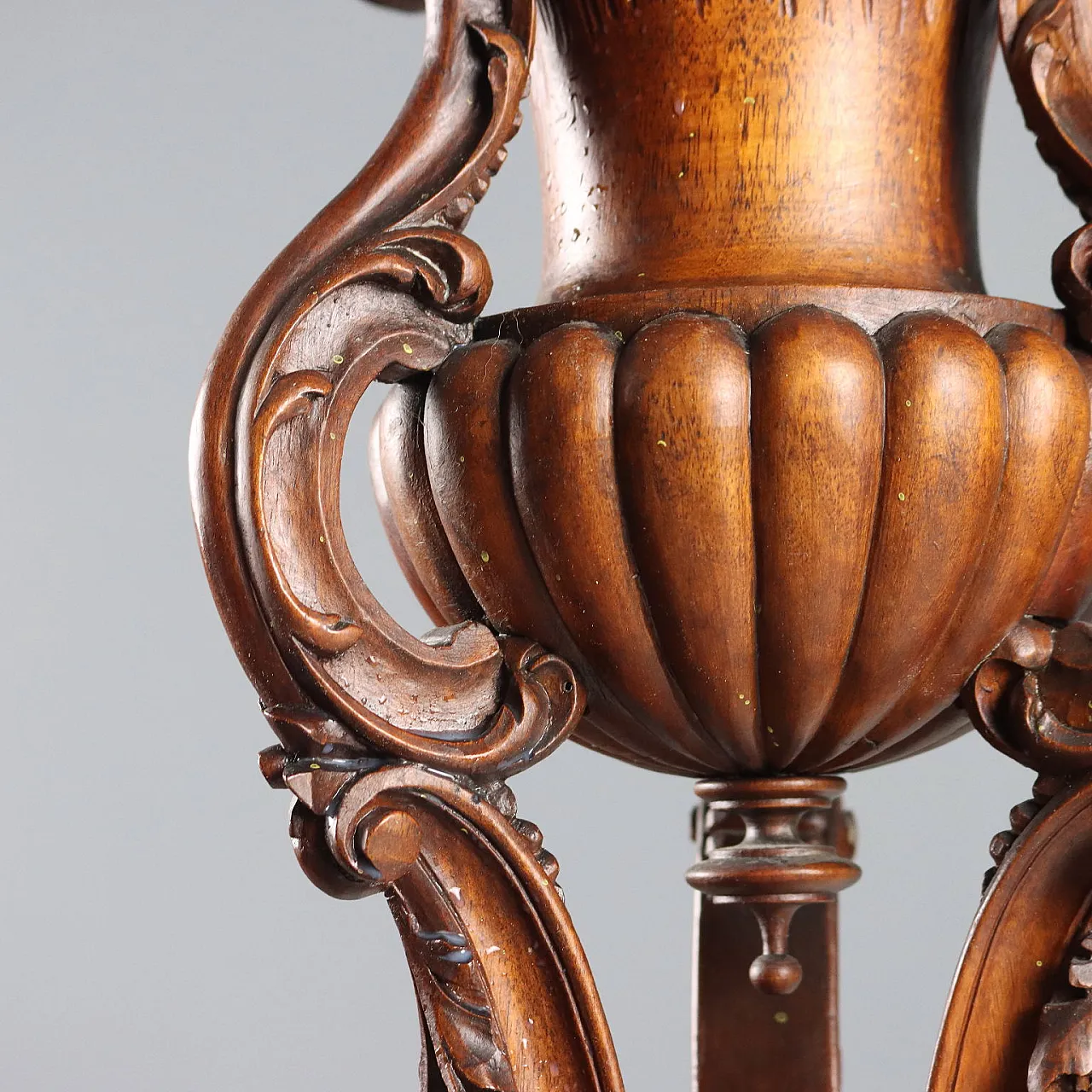 Walnut vase stand, late 19th century 5