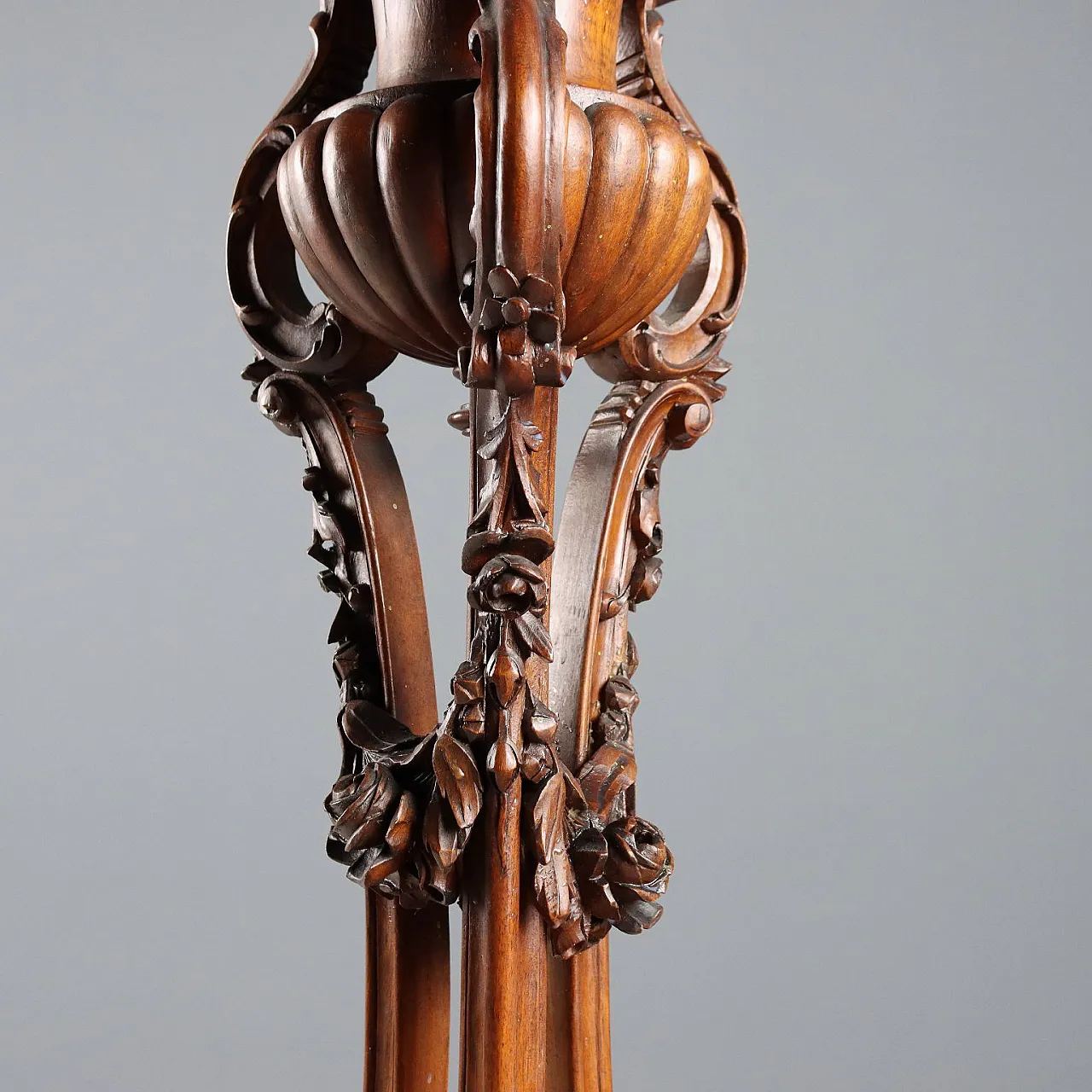 Walnut vase stand, late 19th century 7