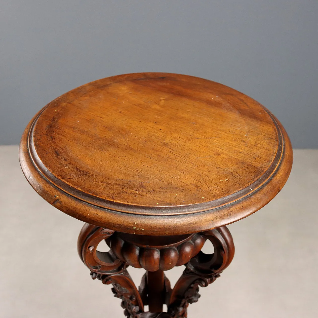 Walnut vase stand, late 19th century 8