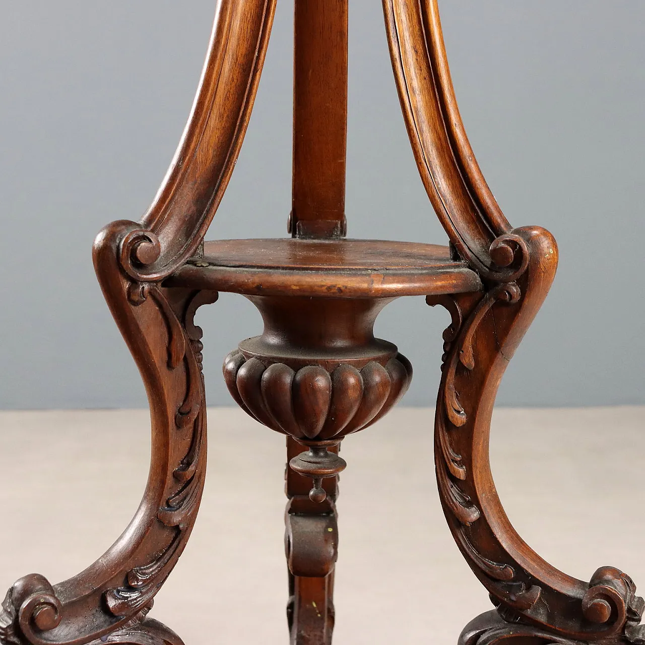Walnut vase stand, late 19th century 9