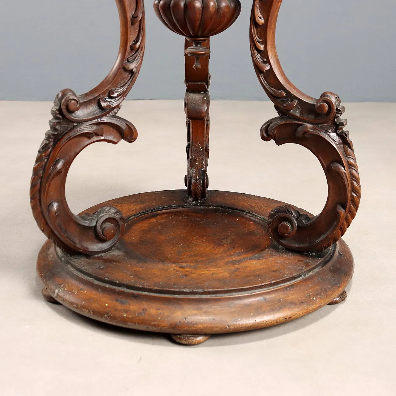 Walnut vase stand, late 19th century 10