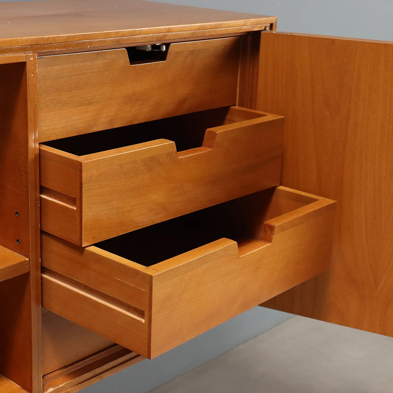 Mobile contenitore sospeso con ante battenti e vano a giorno, '900 7