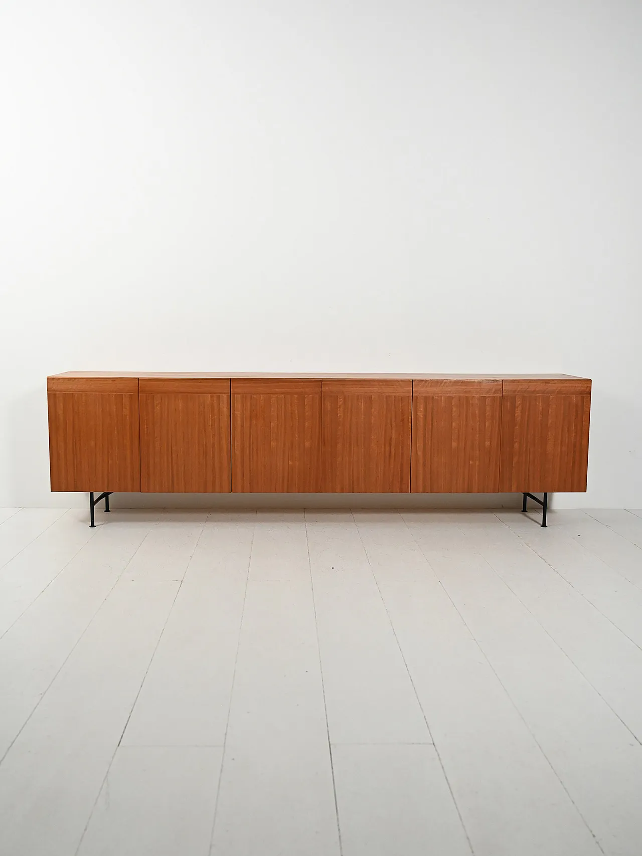Sideboard in teak a sei ante attribuito a Nils Jonsson 2
