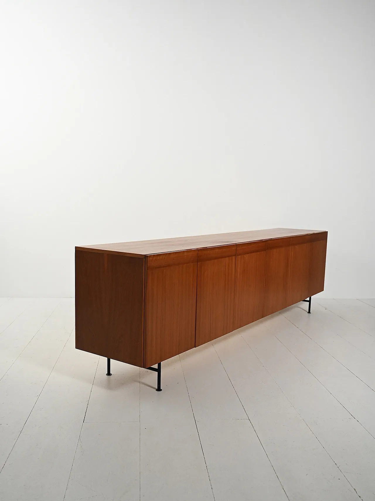 Sideboard in teak a sei ante attribuito a Nils Jonsson 4