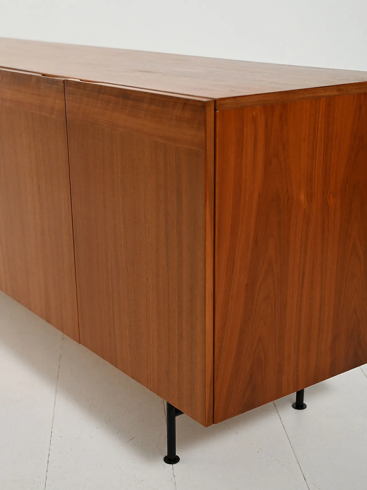 Sideboard in teak a sei ante attribuito a Nils Jonsson 9