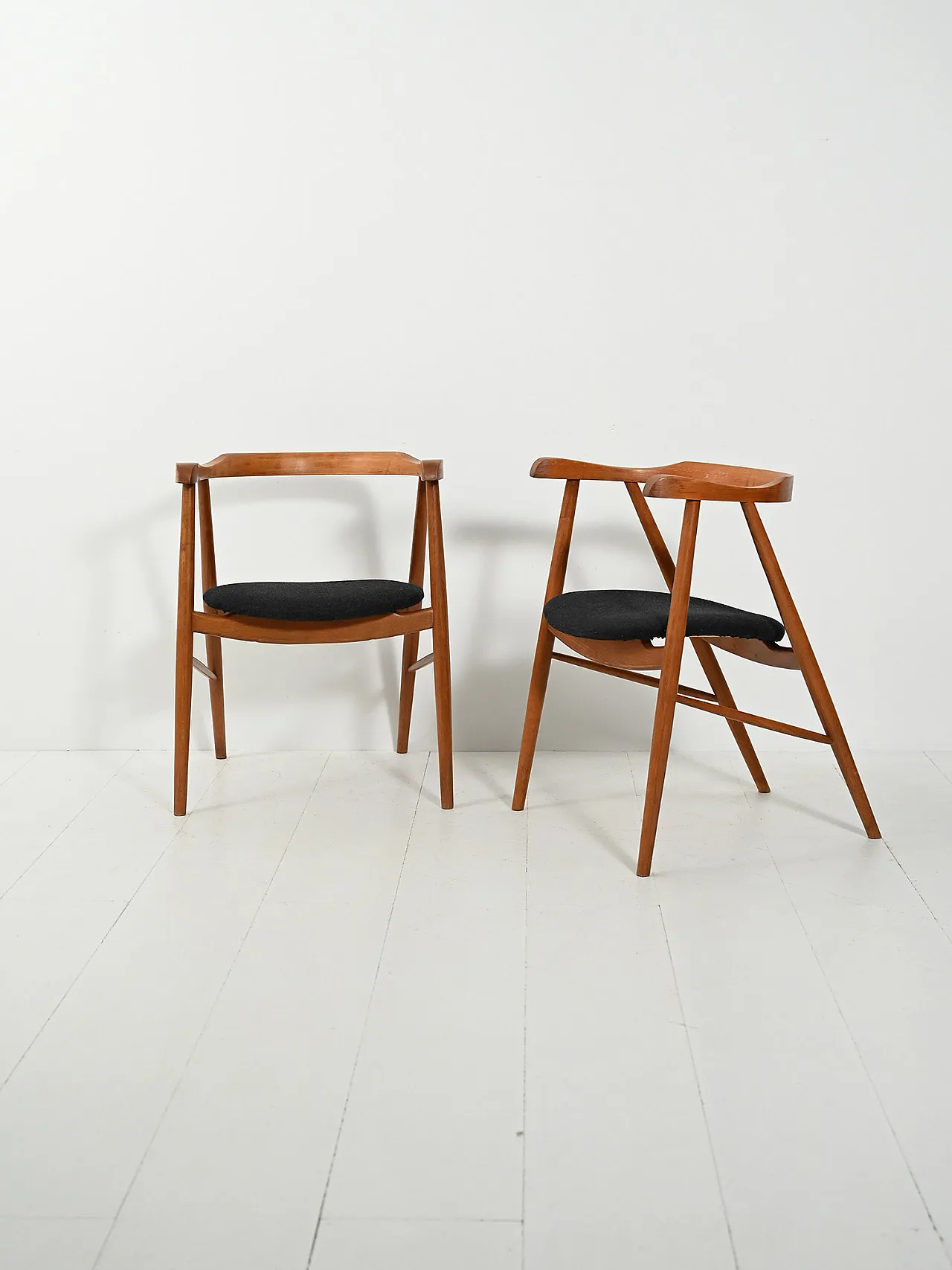 Coppia di sedie da pranzo in noce, anni '50 1