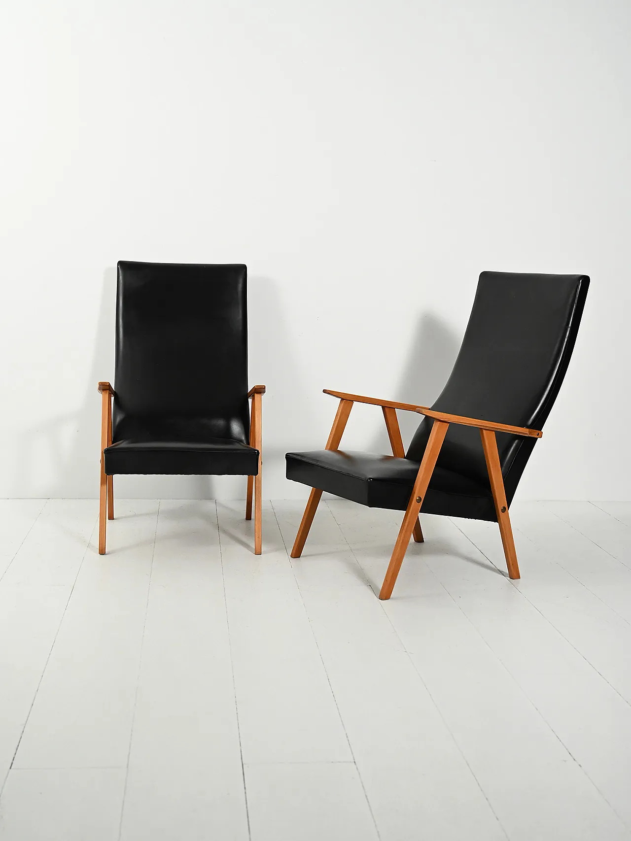 Coppia di poltrone scandinave  con schienale alto, anni '60 1