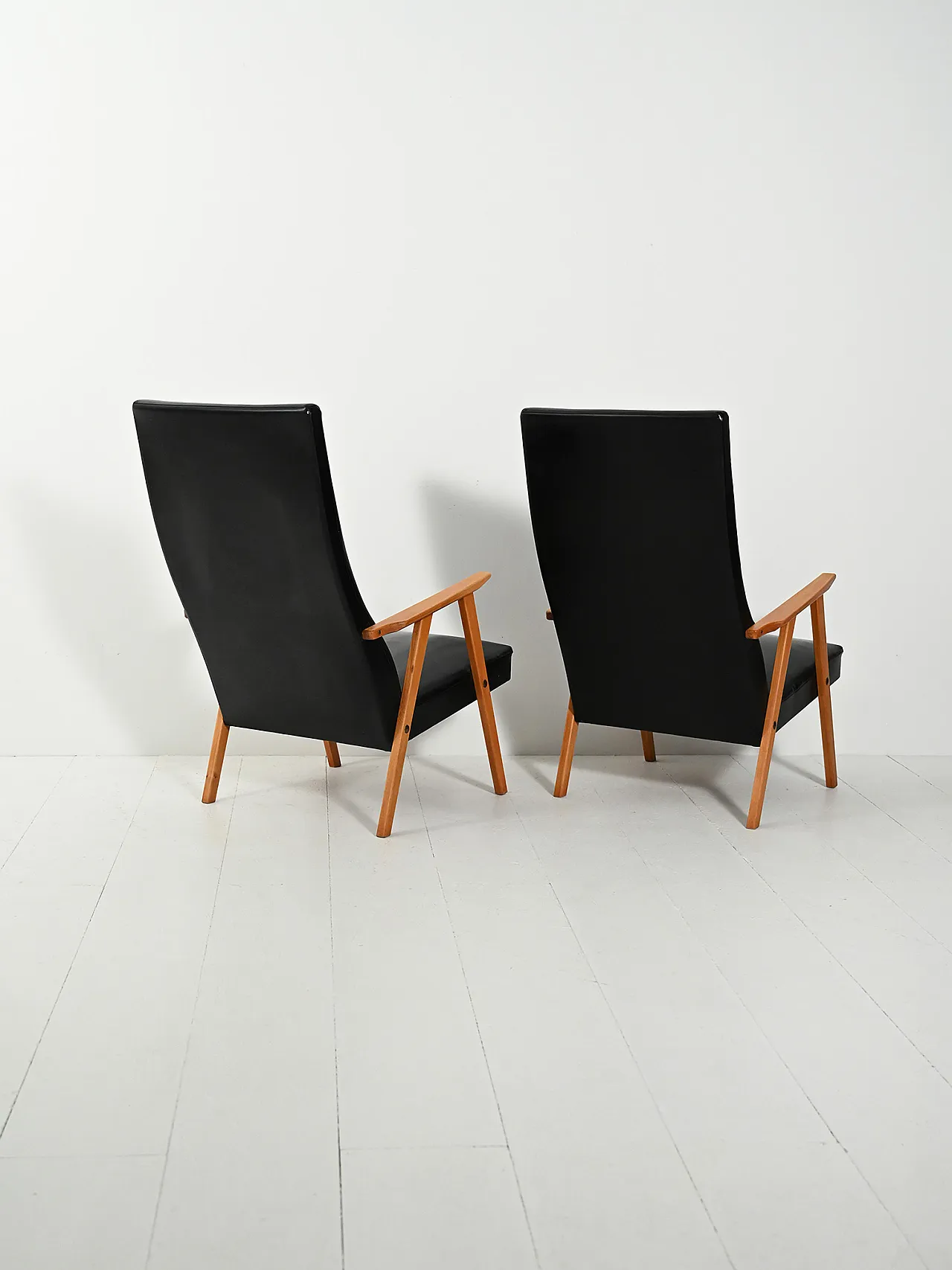 Coppia di poltrone scandinave  con schienale alto, anni '60 4