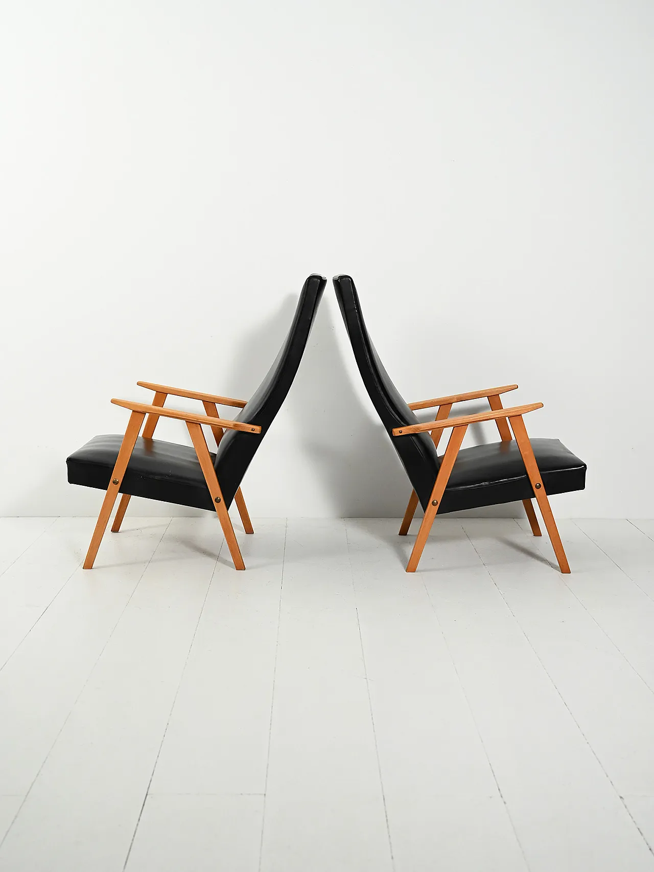 Coppia di poltrone scandinave  con schienale alto, anni '60 5