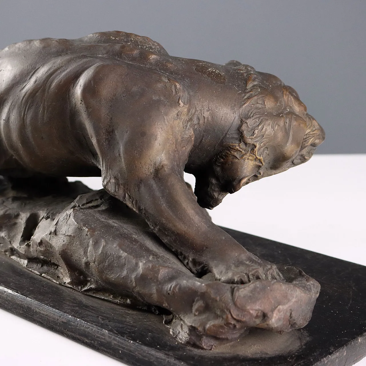 Scultura felino ruggente di Villarrubia in bronzo e legno, '900 8