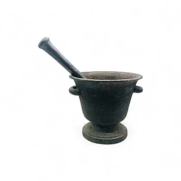 Iron mortar complete with pestle, early 18th century