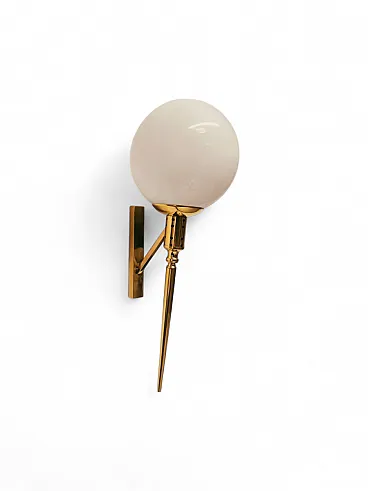 Lampada da parete Torch in ottone con sfera in vetro bianco, anni '50