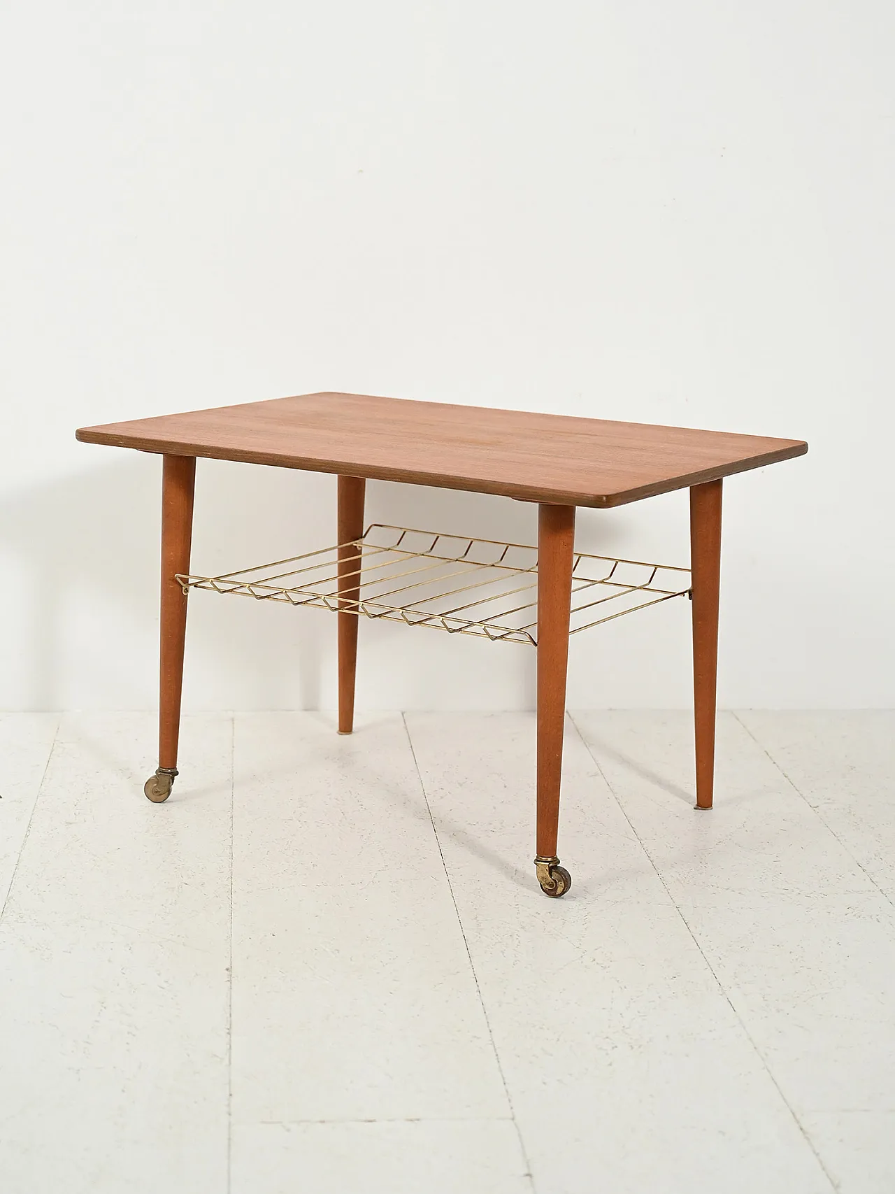 Coffee table scandinavo con mensola in ottone 2