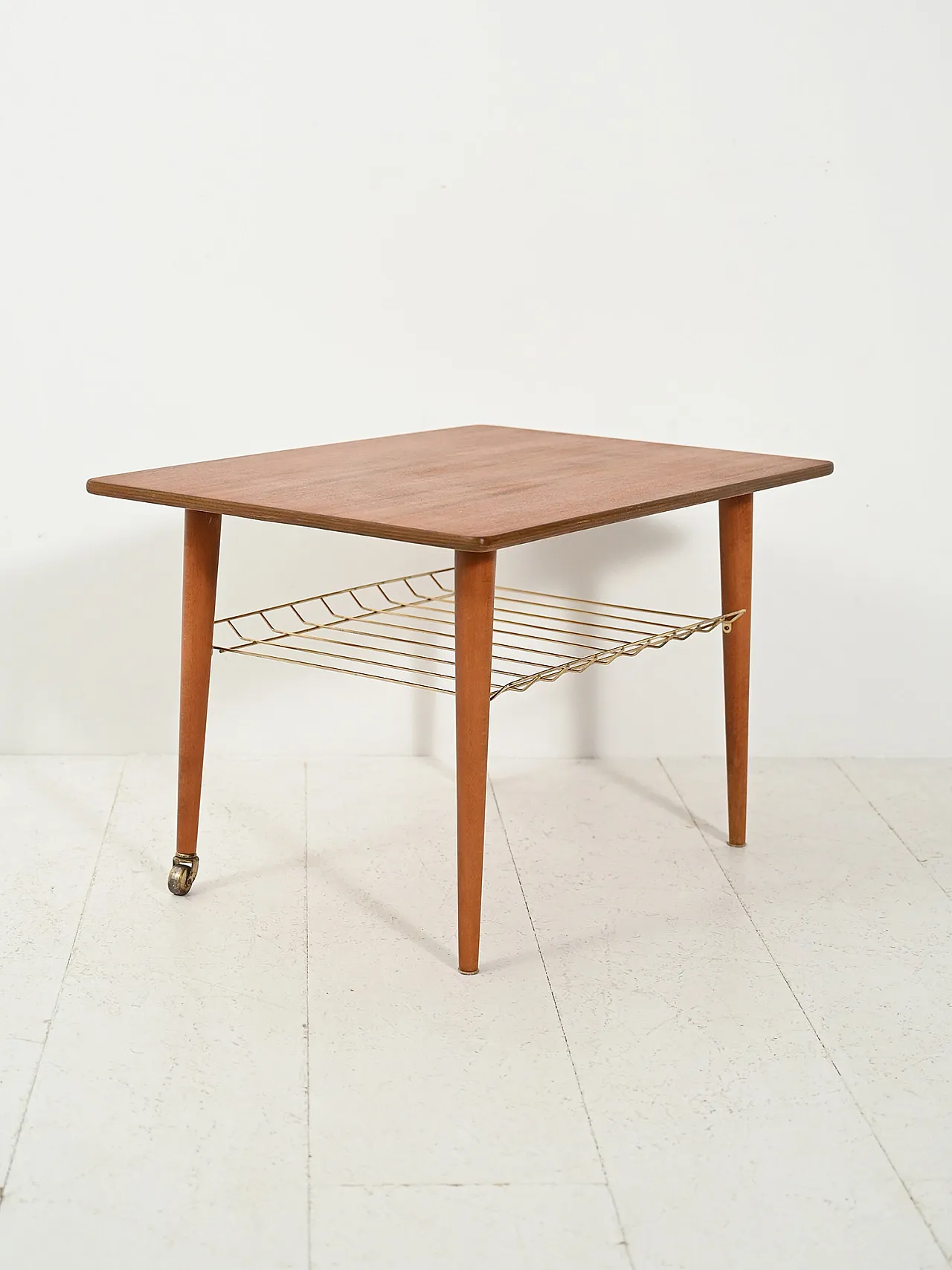 Coffee table scandinavo con mensola in ottone 3