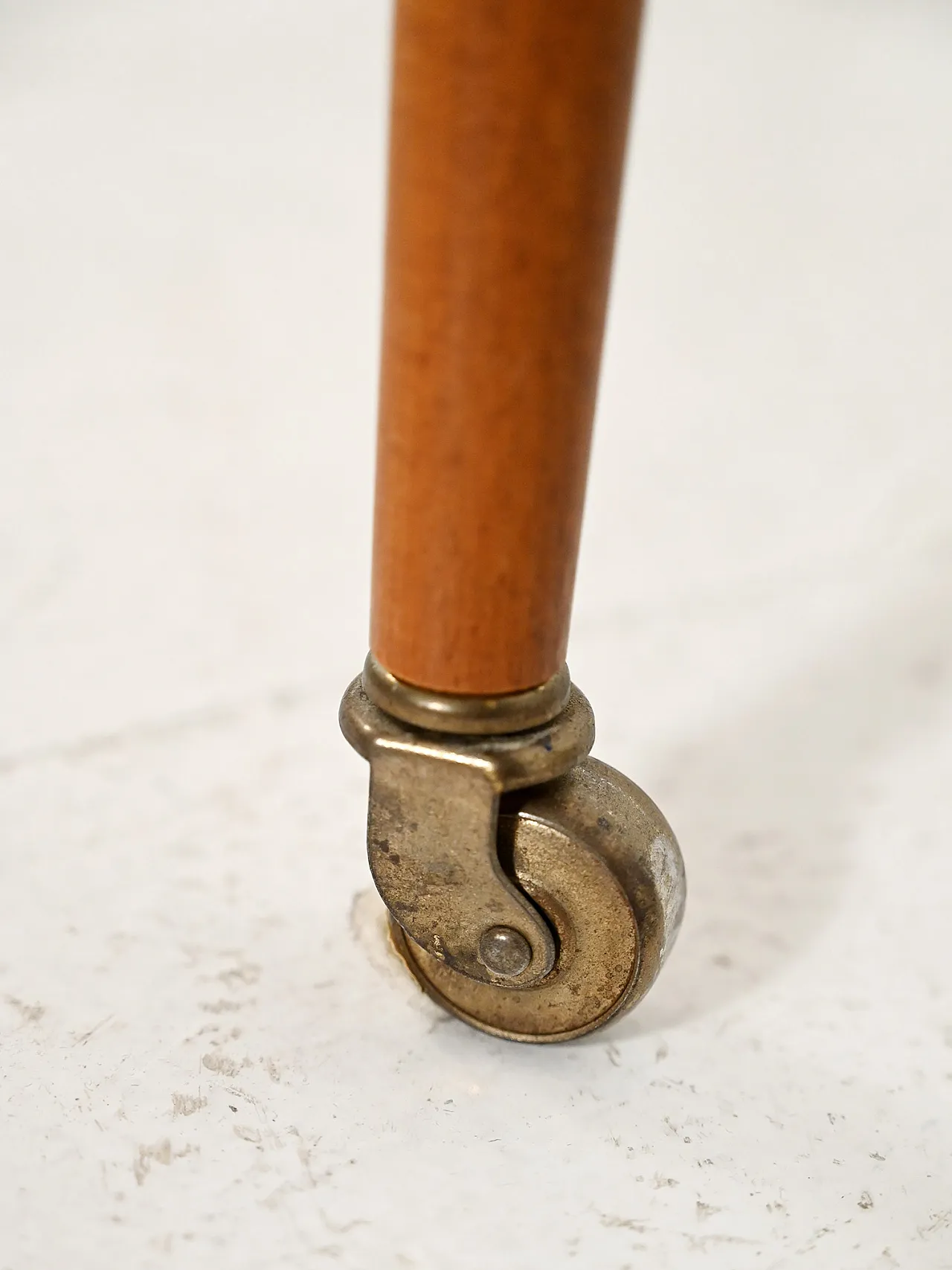 Coffee table scandinavo con mensola in ottone 7