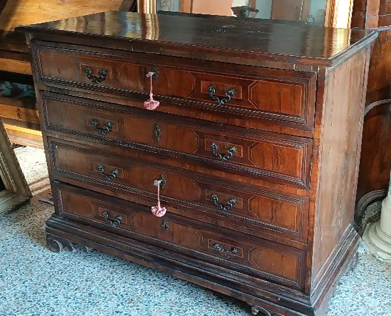 Cassettone in listra e massello di noce con intarsi geometrici, '600 1