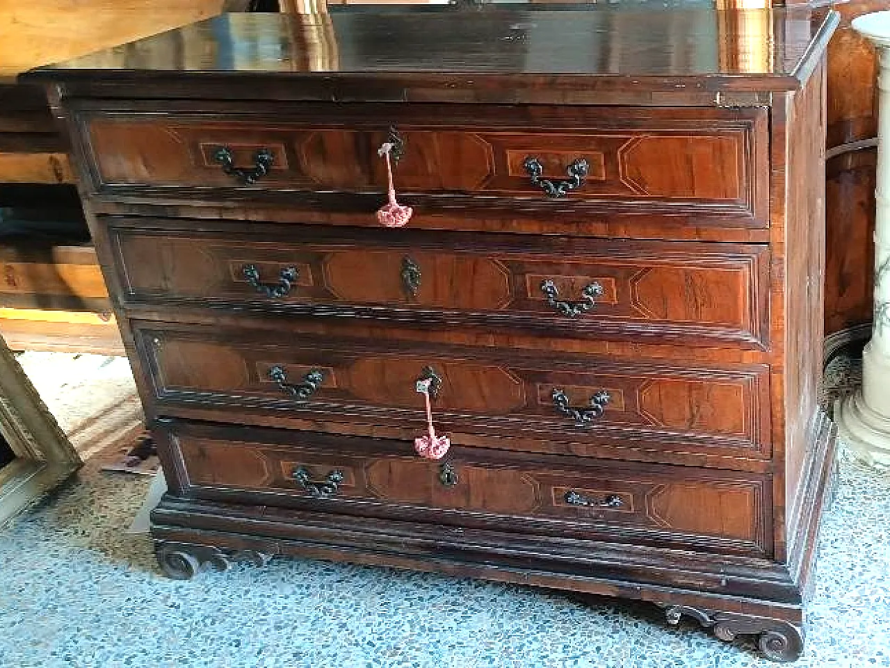 Cassettone in listra e massello di noce con intarsi geometrici, '600 2