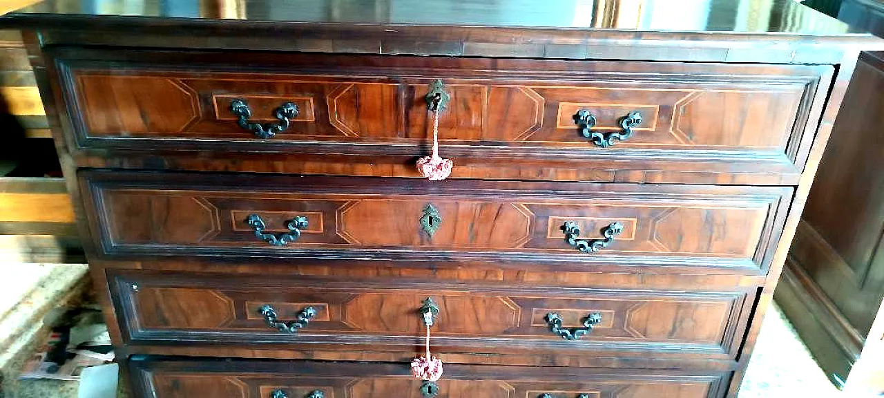 Cassettone in listra e massello di noce con intarsi geometrici, '600 3