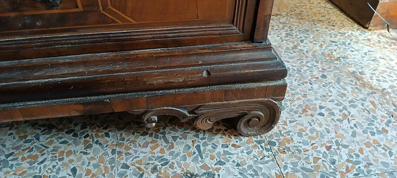 Cassettone in listra e massello di noce con intarsi geometrici, '600 7