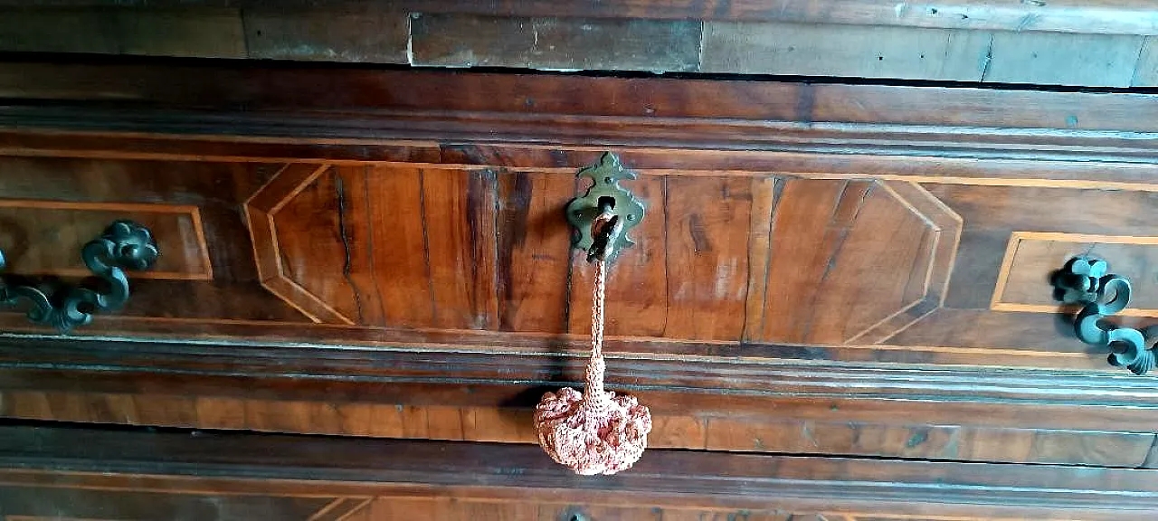 Cassettone in listra e massello di noce con intarsi geometrici, '600 9