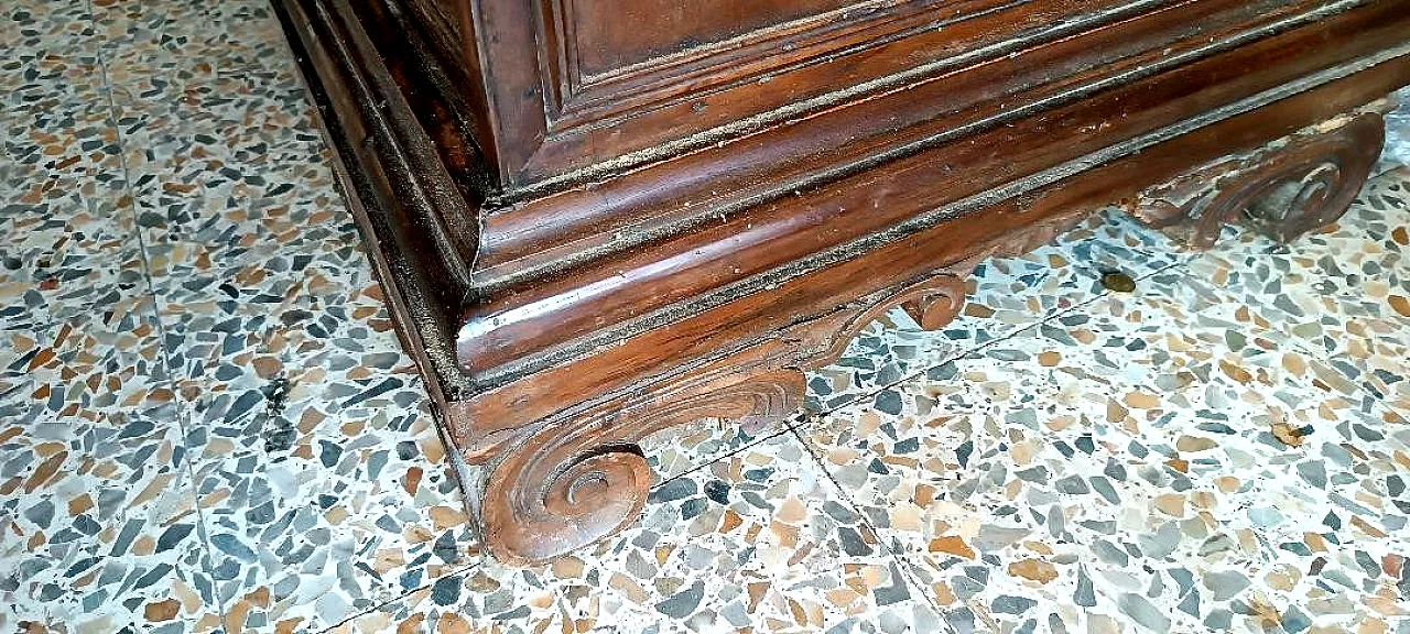 Cassettone in listra e massello di noce con intarsi geometrici, '600 10