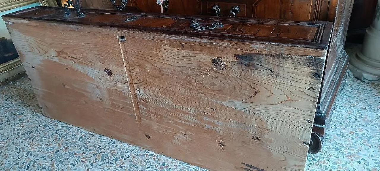 Cassettone in listra e massello di noce con intarsi geometrici, '600 11