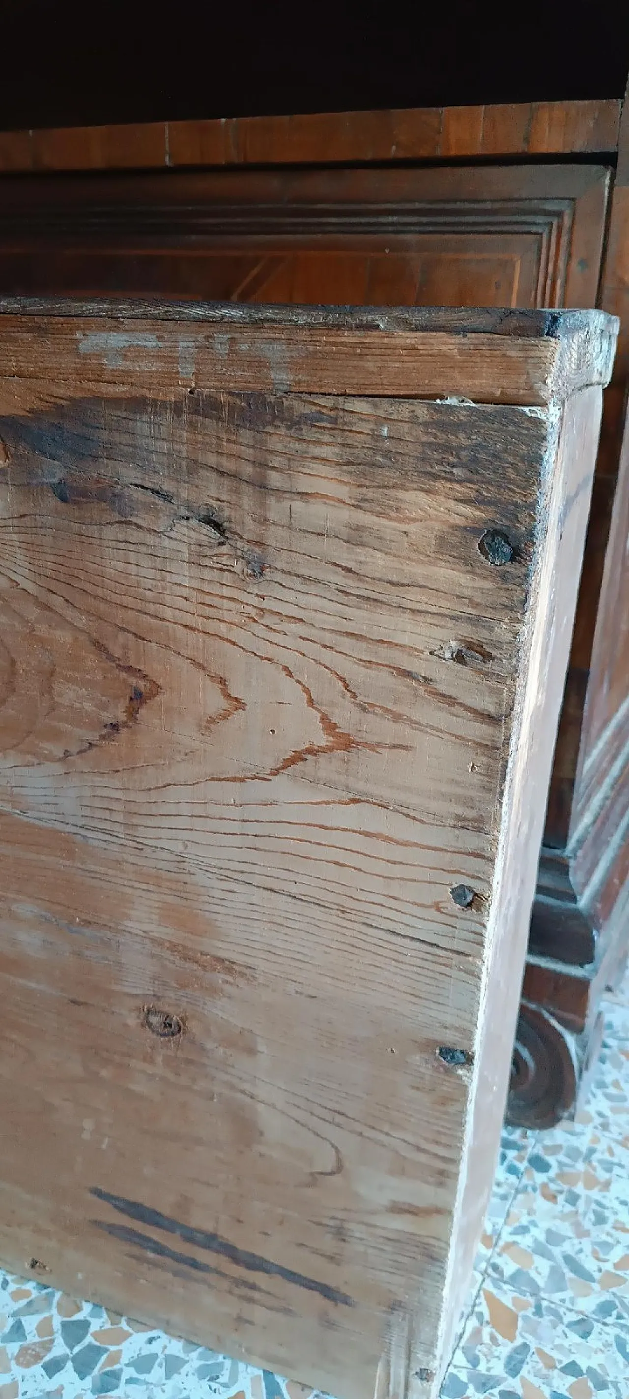 Cassettone in listra e massello di noce con intarsi geometrici, '600 12