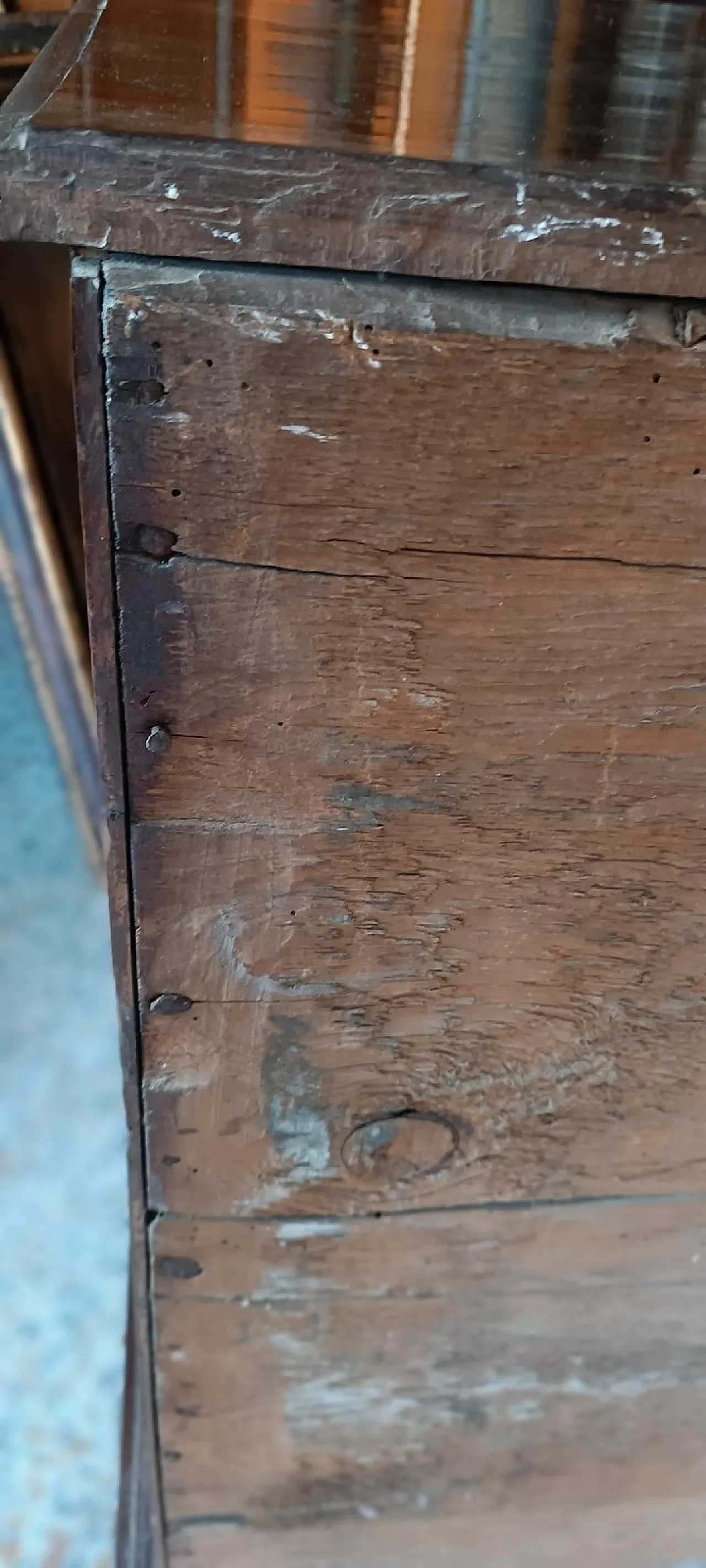 Cassettone in listra e massello di noce con intarsi geometrici, '600 14