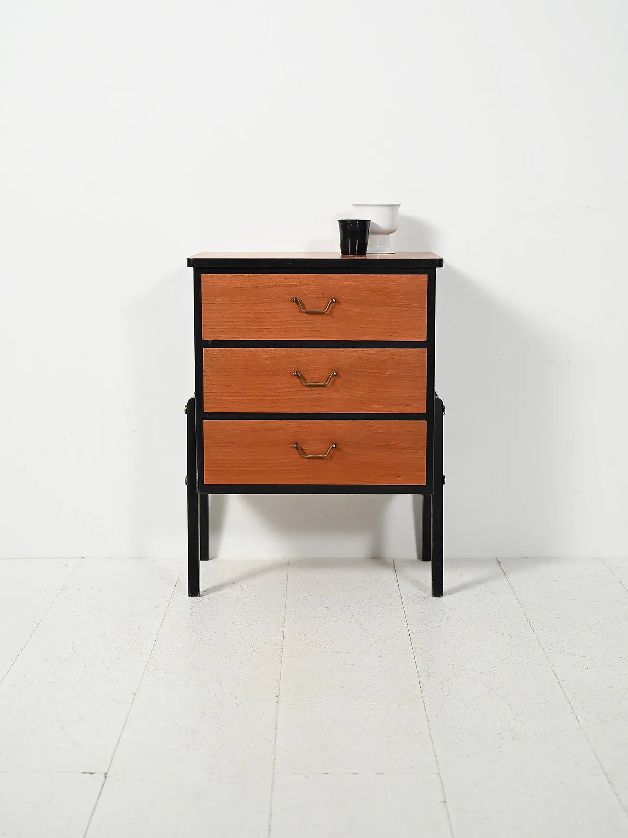 Piccola cassettiera scandinava laccata nera anni 50 1