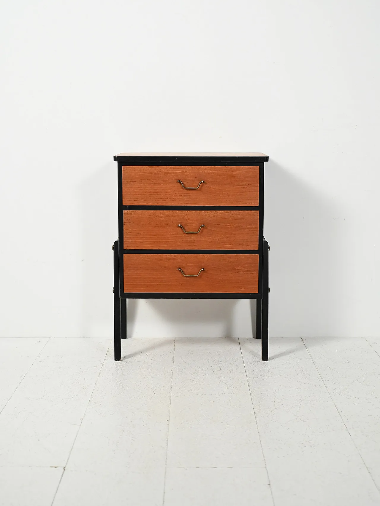 Piccola cassettiera scandinava laccata nera anni 50 2