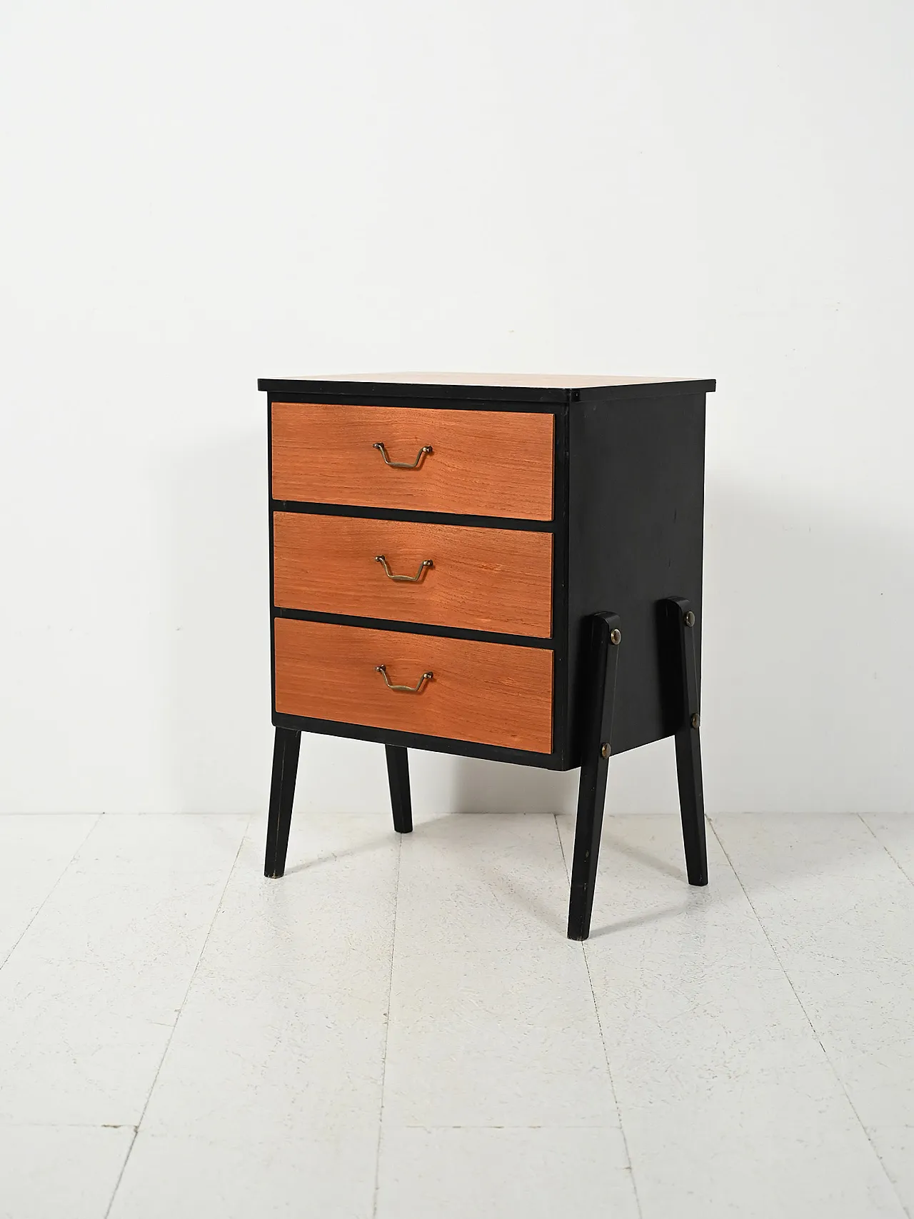 Piccola cassettiera scandinava laccata nera anni 50 4