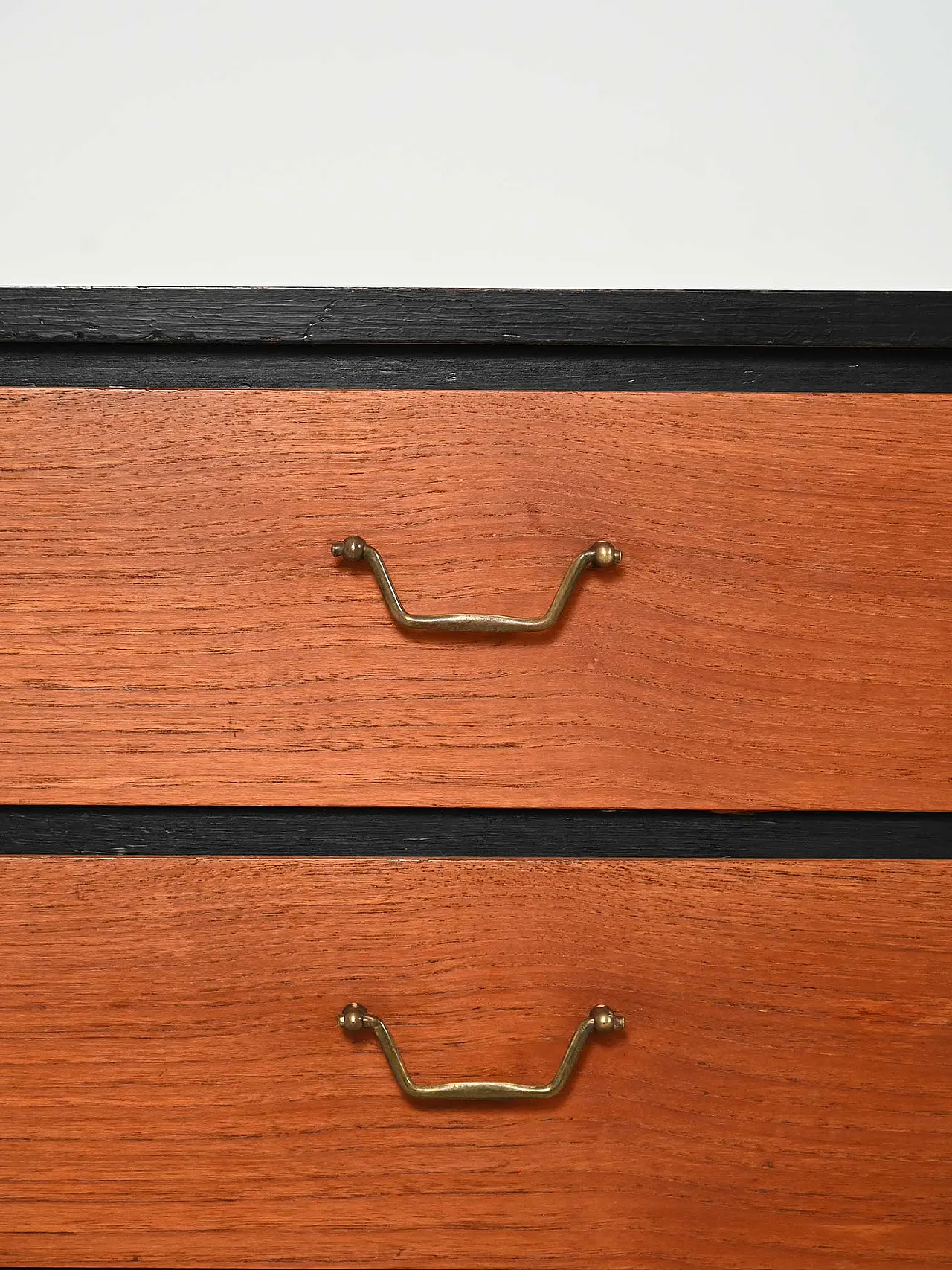 Piccola cassettiera scandinava laccata nera anni 50 5