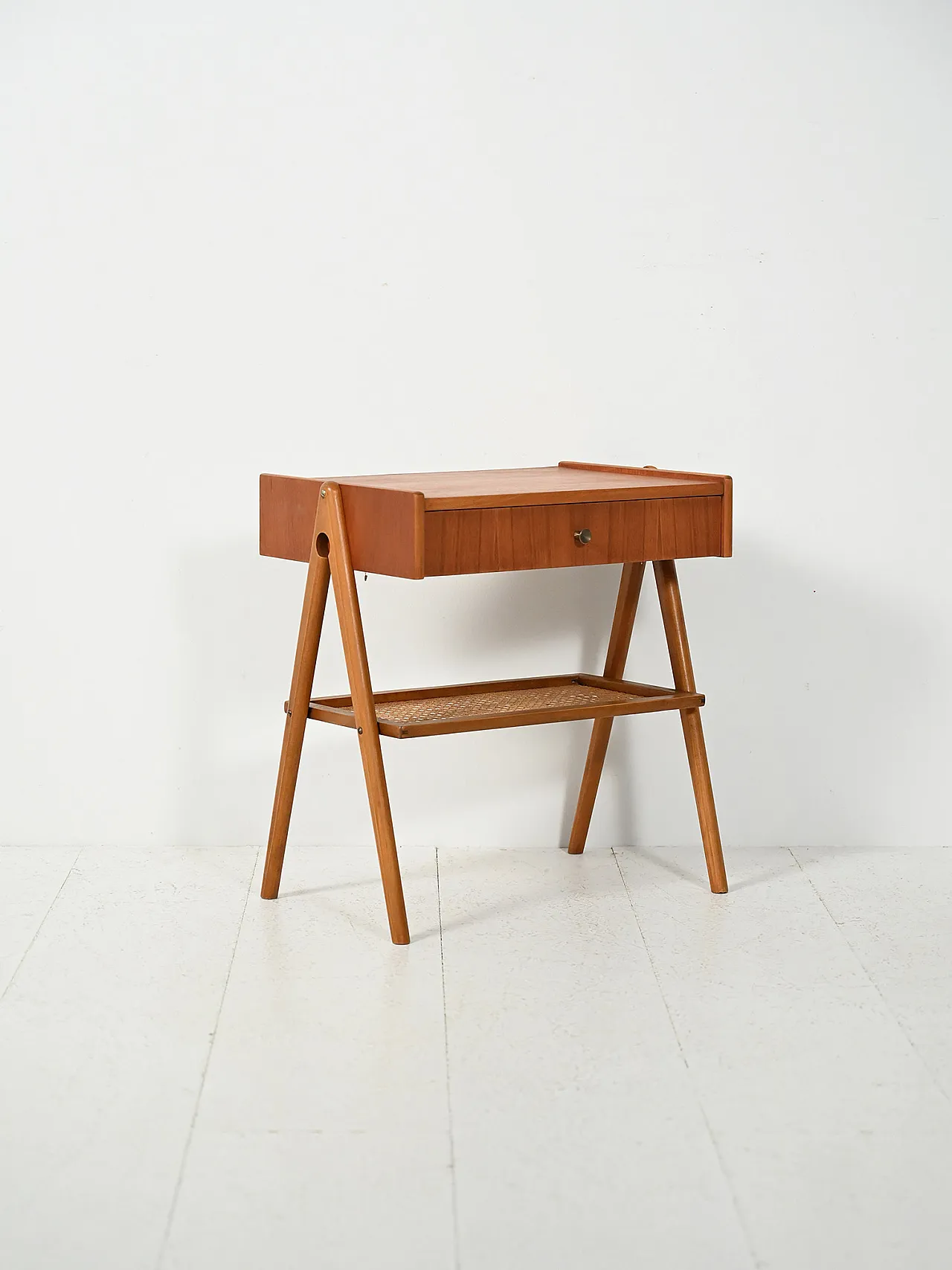 Comodino scandinavo anni 50 in teak con paglia di Vienna 3