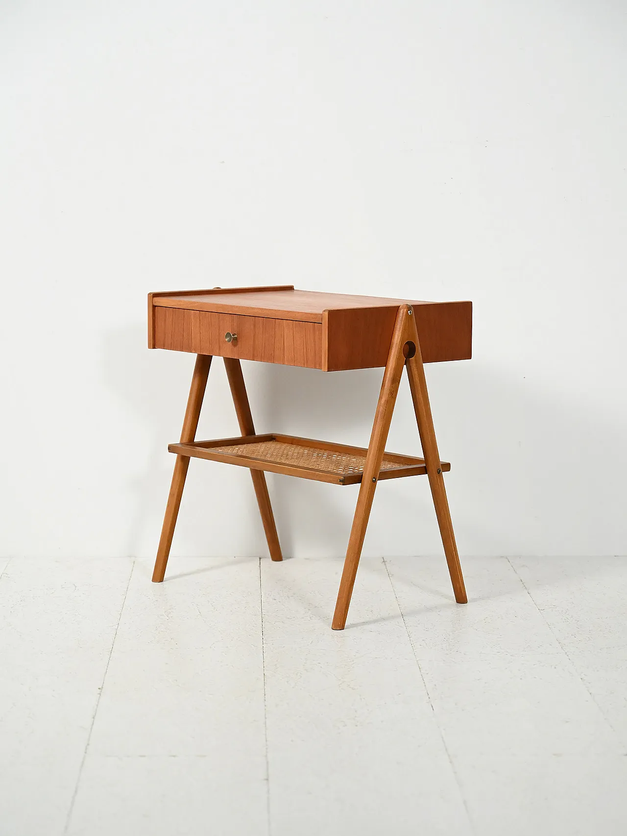 Comodino scandinavo anni 50 in teak con paglia di Vienna 4