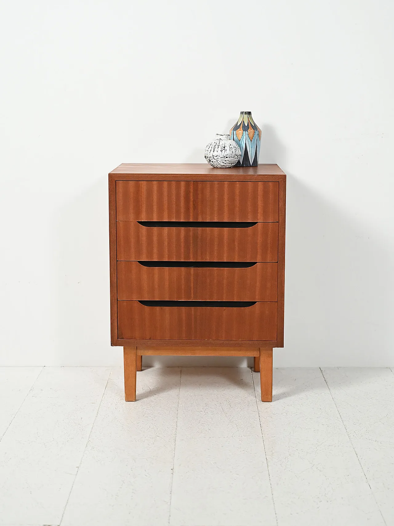 Piccola cassettiera scandinava in mogano anni 50 1