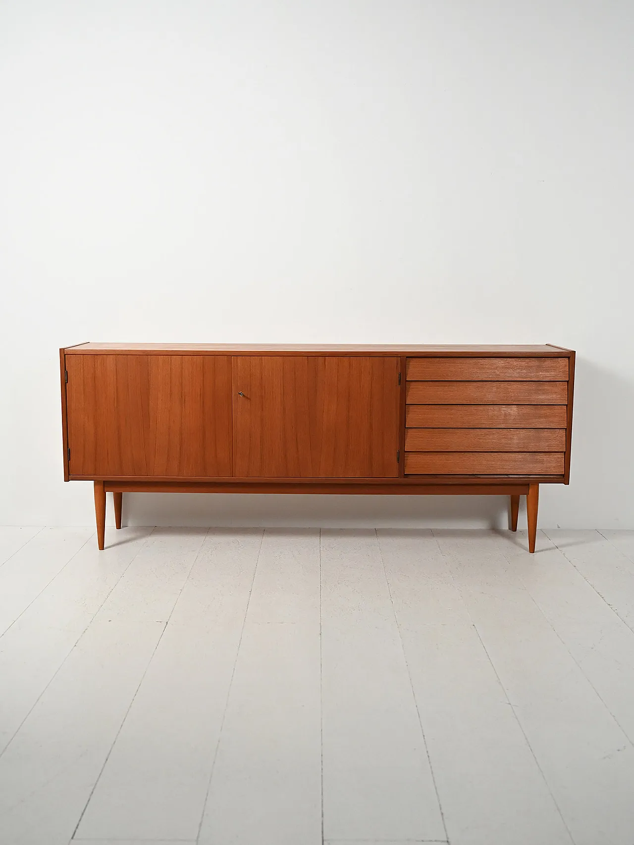 Sideboard scandinavo con cassetti a tegola anni 50 2