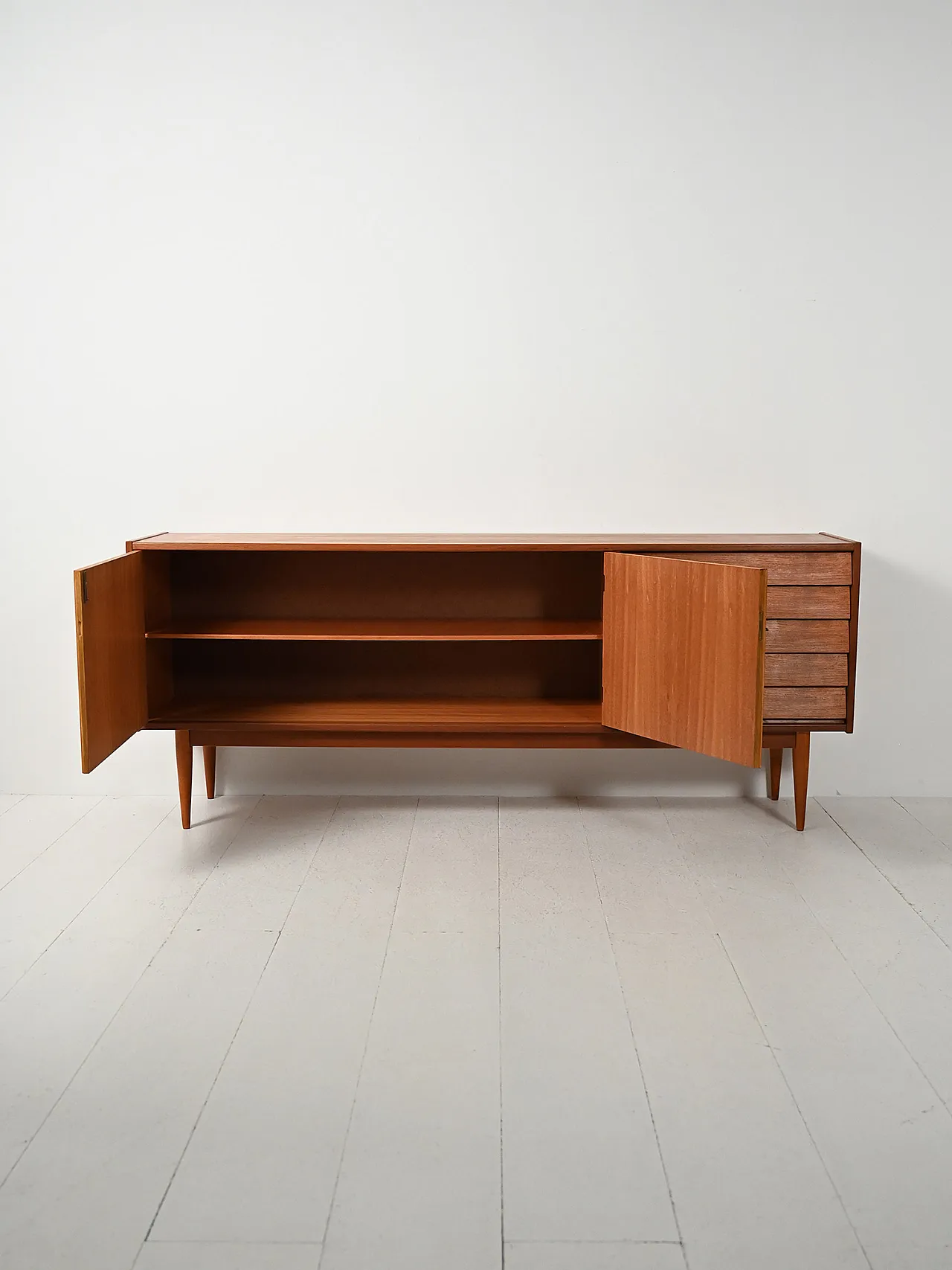 Sideboard scandinavo con cassetti a tegola anni 50 3