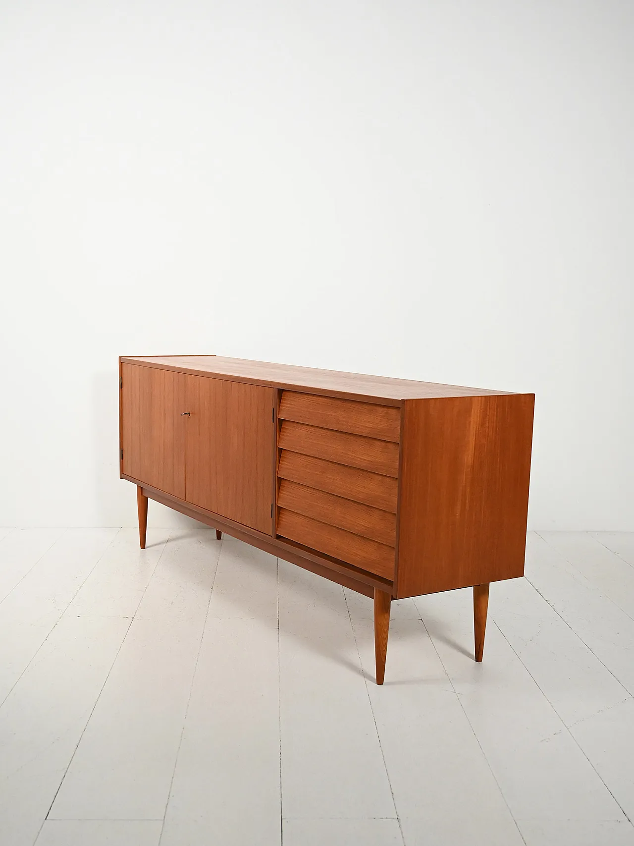 Sideboard scandinavo con cassetti a tegola anni 50 5
