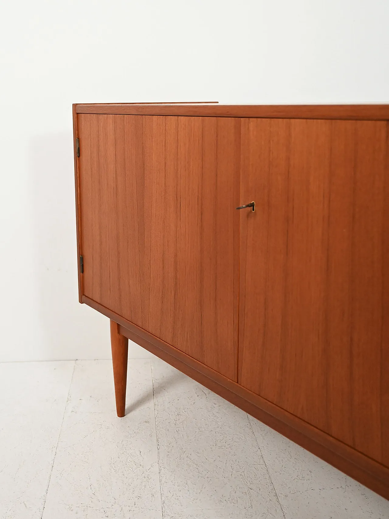 Sideboard scandinavo con cassetti a tegola anni 50 7