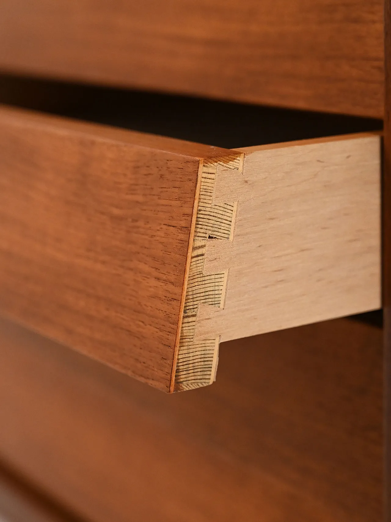 Sideboard scandinavo con cassetti a tegola anni 50 9