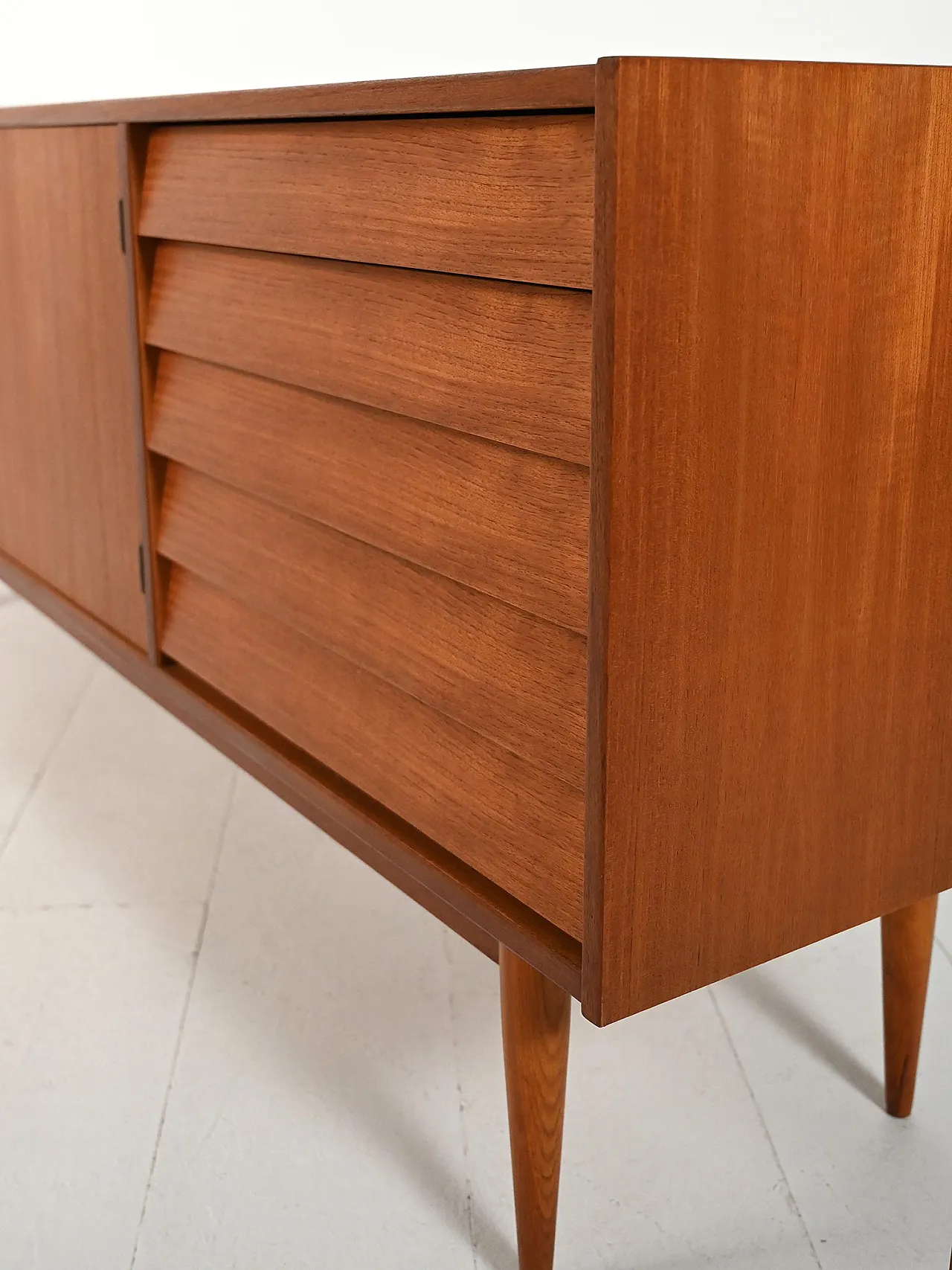 Sideboard scandinavo con cassetti a tegola anni 50 10