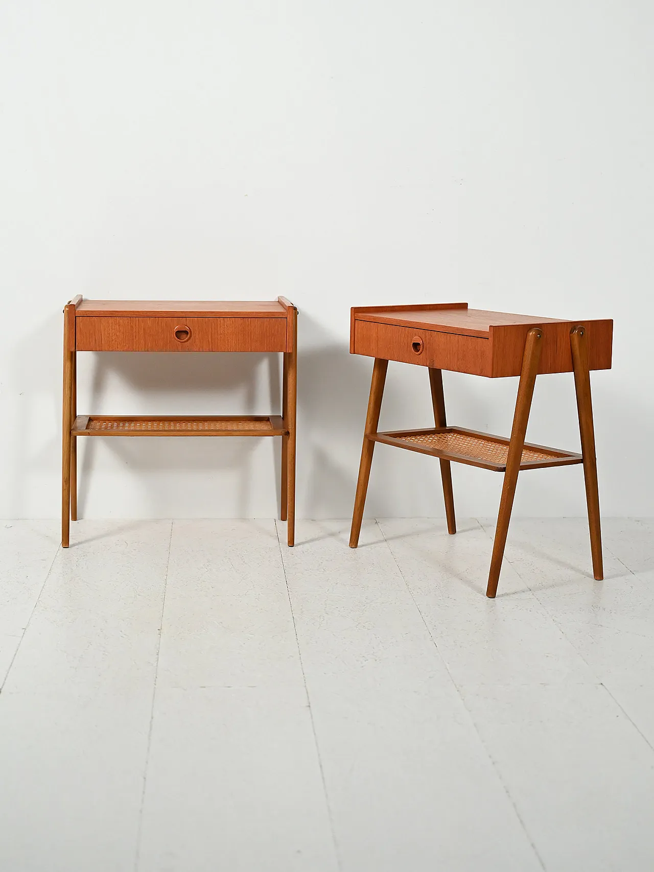 Coppia di comodini scandinavi in teak con paglia di Vienna, anni '50 2